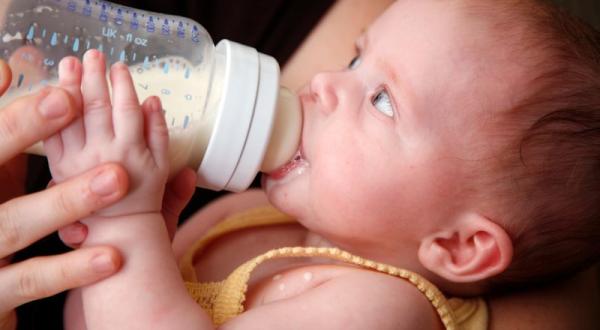 Van borstvoeding naar flesvoeding: de tips en tricks