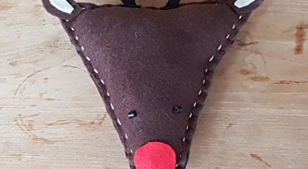 Kerst DIY: maak een Rudolf kussentje