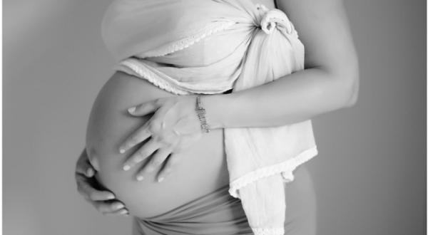 De zwangere buik van: Jessica Mendels
